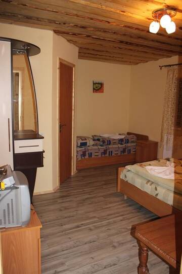 Фото номера Стандартный трехместный номер Гостевой дом Guest House Mandrivnyi г. Ясиня 12